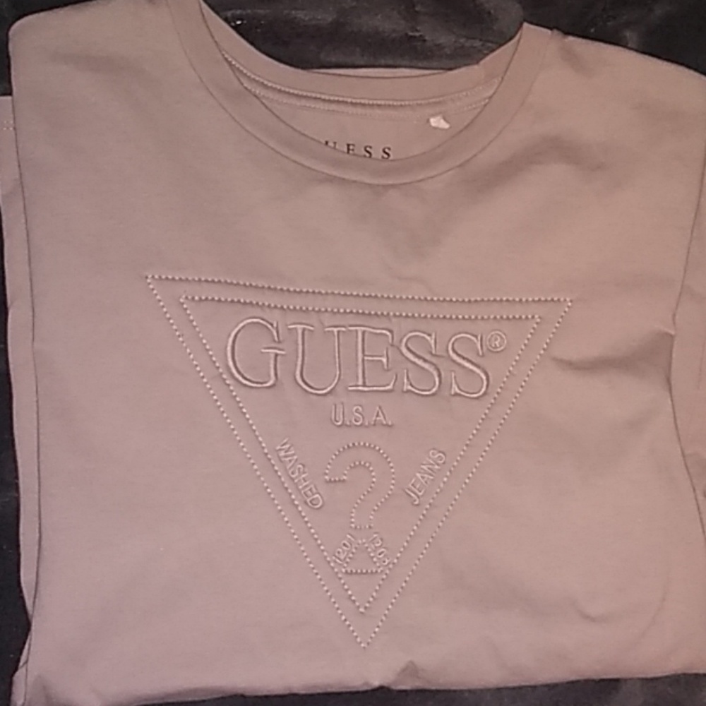 Guess tee